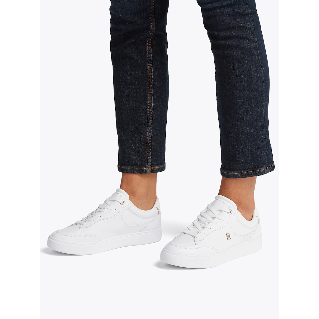 Tommy Hilfiger Plateausneaker »ESSENTIAL CHIC COURT SNEAKER« Freizeitschuh Schnürschuh Halbschuh mit TH-Schmuckelement online kaufen 2025