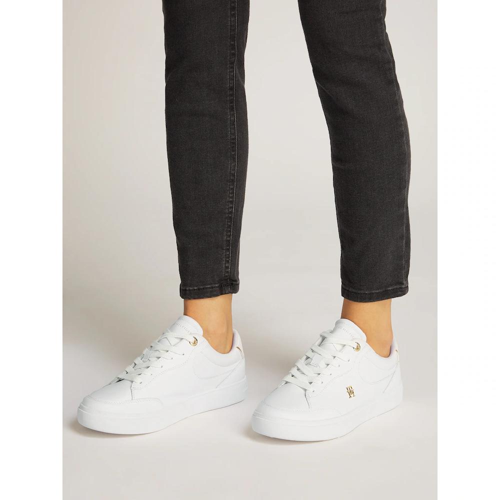 Tommy Hilfiger Plateausneaker »ESSENTIAL CHIC COURT SNEAKER« Freizeitschuh Schnürschuh Halbschuh mit TH-Schmuckelement online kaufen 2025