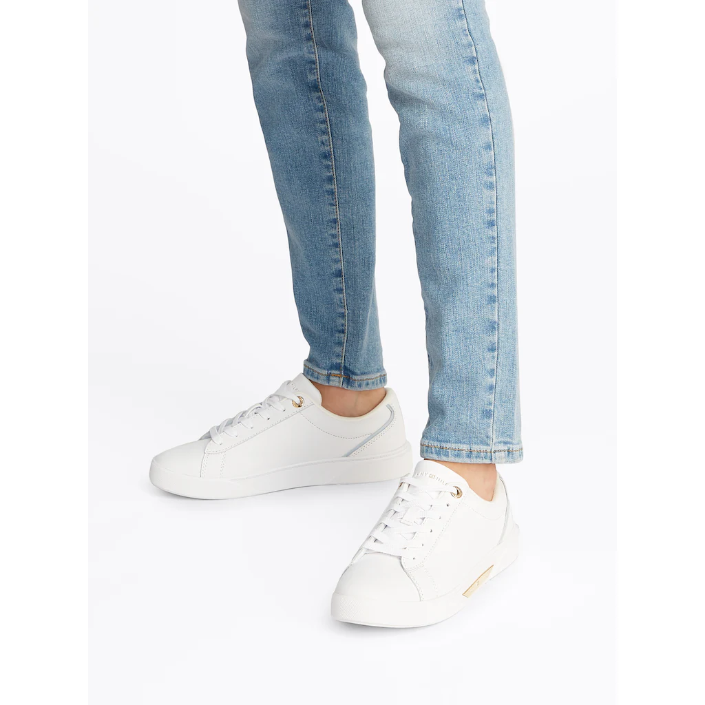Tommy Hilfiger Plateausneaker »CHIC COURT SNEAKER« Freizeitschuh Halbschuh Schnürschuh goldfarbenes Schmuckelement ▷ für Weihnachtsangebot