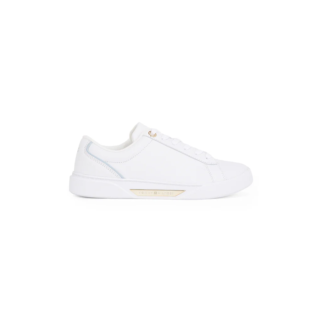 Tommy Hilfiger Plateausneaker »CHIC COURT SNEAKER« Freizeitschuh Halbschuh Schnürschuh goldfarbenes Schmuckelement ▷ für Weihnachtsangebot